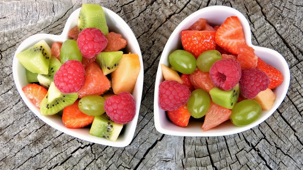 frutas frescas, bochas, tazones de frutas, Pixabay