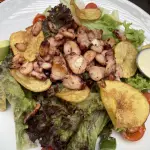 Delicia mediterránea en tu mesa: Ensalada de pulpo grillado
