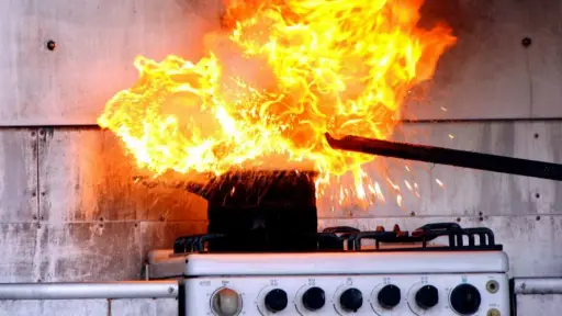 Una olla cubierta de fuego por un accidente de cocina