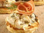 Blinis ahumados con queso roquefort