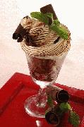 Copa de mousse de chocolate y frambuesa con merengue gratinado