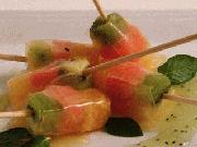 Pinchos de fruta en su gelatina