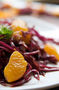 ensalada de repollo morada, nueces y mandarina