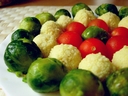 Bolas de couscous con coles de bruselas y tomates cherry 