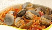Almejas a la marinera con fideos perla y jamón
