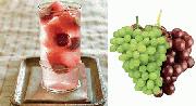 Refrescante jugo de uva con cubitos a tono
