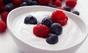 Suave postre de yogurt con frutos del bosque 
