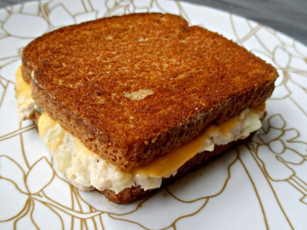 Sandwich grillado de ensalada de atún y queso