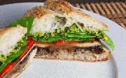 Sandwich con pesto, pimiento rojo y hongo portobello