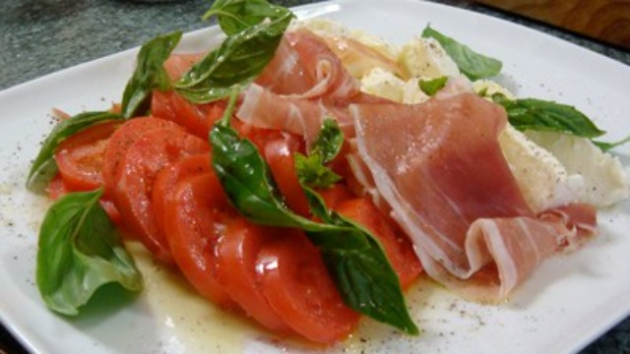 Prepara la ensalada caprese con jamón crudo