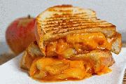 Sandwich de queso cheddar y manzanas caramelizadas