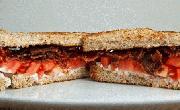 Sandwich de panceta y tomate