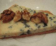 Tostada de queso roquefort con nueces 